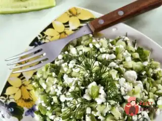 Огірковий салат з фетою та червоною цибулею