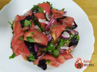 Салат із помідорами та базиліком