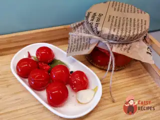 Помідори в банці