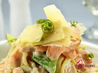 Салат з копченого лосося з м'яким сиром, кропом та лимонним соусом.