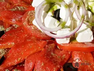 Салат зі смажених перців, помідорів та фети
