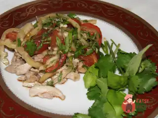 Ароматне куряче м'ясо з овочами