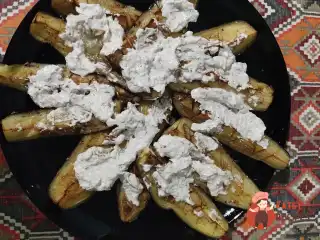 Баклажани в духовці з йогуртним соусом