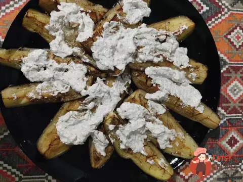 Баклажани в духовці з йогуртним соусом