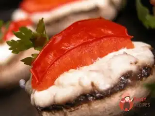 Фаршировані печериці з беконом