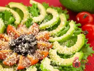 Салат з авокадо, помідорами, маслинами та пармезаном