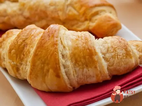 Круасани з яблуками