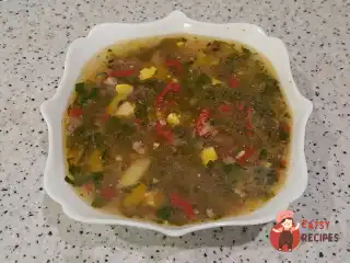 Зелений борщ із щавлем, гарбузом, петрушкою та солодким перцем на м'ясному бульйоні.