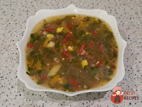Зелений борщ із щавлем, гарбузом, петрушкою та солодким перцем на м'ясному бульйоні.
