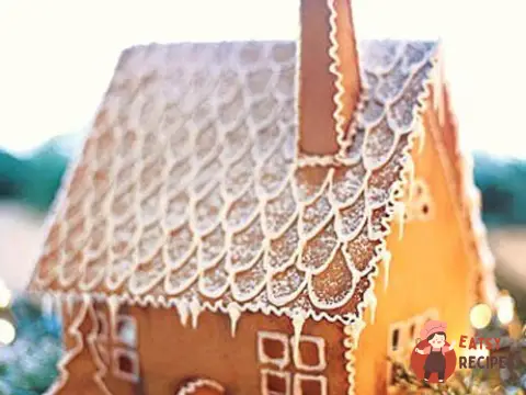 Різдвяний сніжний пряниковий будиночок