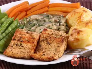 Медальйони з лосося в яйці та сухарях