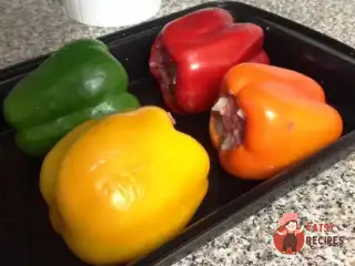 Запечені, фаршировані м'ясом та рисом перці