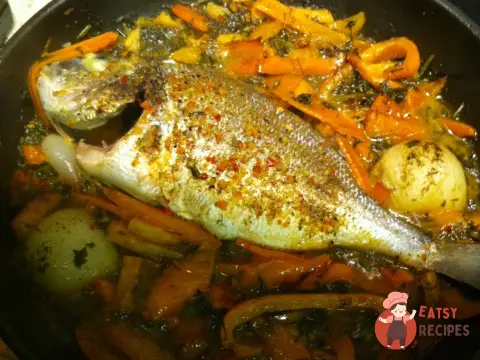 Дорада, запечена з овочами
