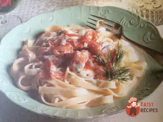 Феттучіні з копченим лососем у соусі з вершків та кропу