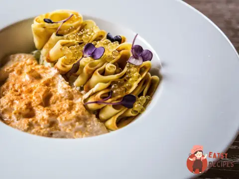 Млинці з мусом із копченого лосося та маринованим огірком