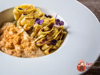 Млинці з мусом із копченого лосося та маринованим огірком