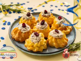 Профітролі з вершковим тунцем і в'яленою журавлиною