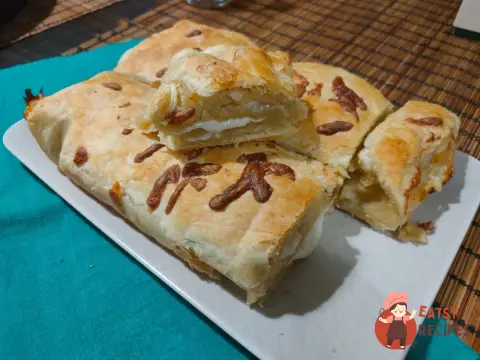 Шаруватий хліб з часником і сулугуні