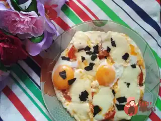 Очі з помідором і моцарелою