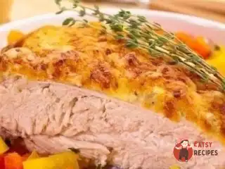 Куряча грудка під йогуртовим соусом із сиром