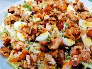 Овочевий салат із сиром та лососем