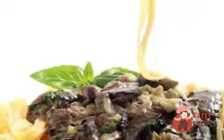 Лінгвіні З Лісовими Грибами Та Беконом