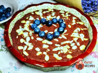 Брауні з амаретто і пелюстками мигдалю.
