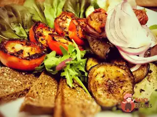 Теплий салат з овочами та печінкою індички