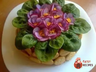 Листковий салат з копченим стегенцем, огірками та чорносливом