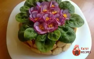 Листковий Салат З Копченим Стегенцем, Огірками Та Чорносливом