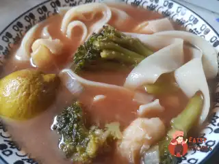 Тайський суп з кальмарами та рисовою локшиною