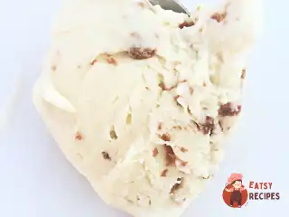 Морозиво з бейлісом, бренді та крихтою молочного шоколаду.