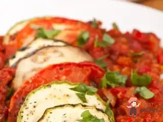 Запечені цукіні з томатами, часником та чебрецем