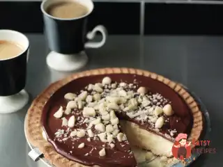Пай з білим шоколадом та горіхами макадамія