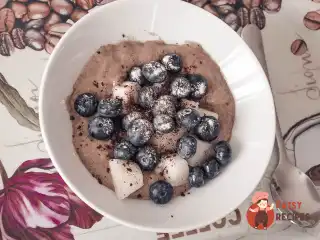 Льняна каша з голубкою та шоколадною крихтою