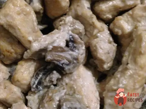 Курячі грудки з печерицями в сметанному соусі
