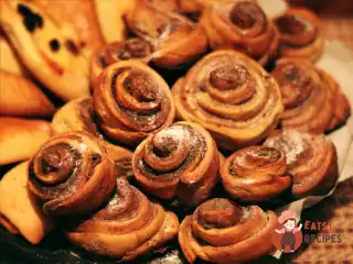 Класичні булочки синнабон із корицею