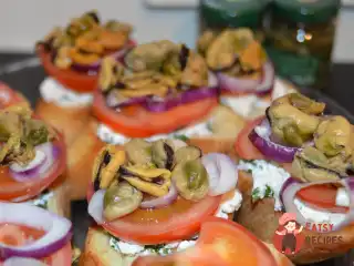 Брускетта з помідорами та мідіями