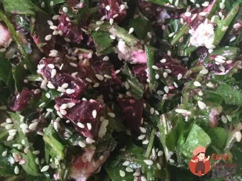 Салат з буряка та листя кульбаби
