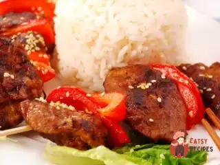 Свинячі шашлики з червоними перцями та ананасовим рисом