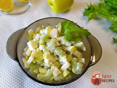 Салат з яблуком і стеблом селери