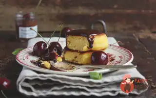 Ванільні Сирники З Шоколадним Соусом Та Черешнею
