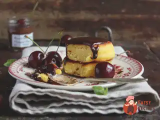 Ванільні сирники з шоколадним соусом та черешнею