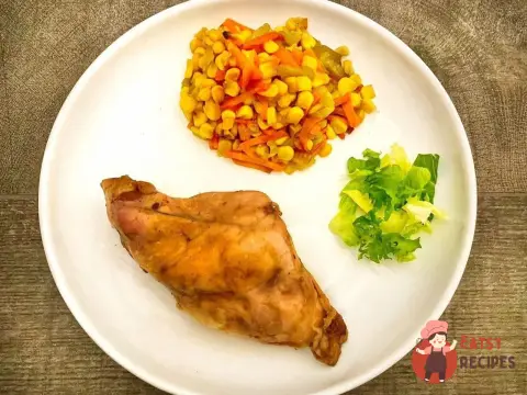 Кролячі ніжки з тушкованими овочами