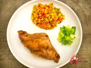 Кролячі ніжки з тушкованими овочами