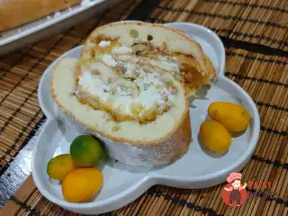 Рулет із сирно-яблучною начинкою