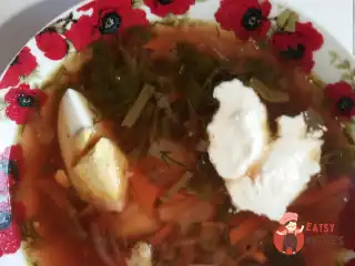 Зелений борщ зі стрілками часнику