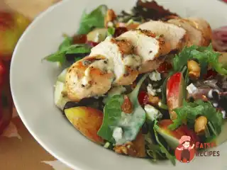 Курячий салат з фруктами та горіхами
