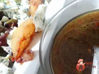 Салат з карамелізованими грушами та рокфором