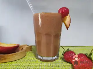 Смузі з полуницею та нектарином